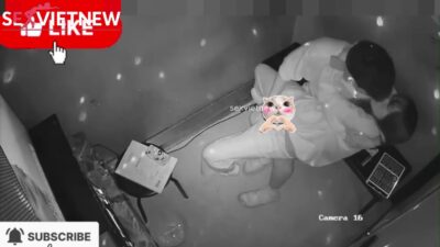 Cập đôi đang đi karaoke thì đè ra móc nhau