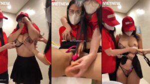 3 Em nhân viên lén thủ dâm trong toilet quán